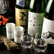 こだわりは牡蠣や活イカだけではありません。系列店の日本酒バーから、女性利き酒師がセレクトした日本酒を約20種、季節に合わせて揃えます。牡蠣に合う日本酒も多いので、一緒にお楽しみください。