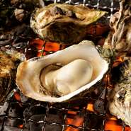 生でも食べることができる牡蠣を、殻のまま火の上へ。殻にパンパンに詰まった身は、とろりと濃厚です。季節によって産地や銘柄が変わりますが、それぞれ旬の、豊かな海を満喫できる一品。