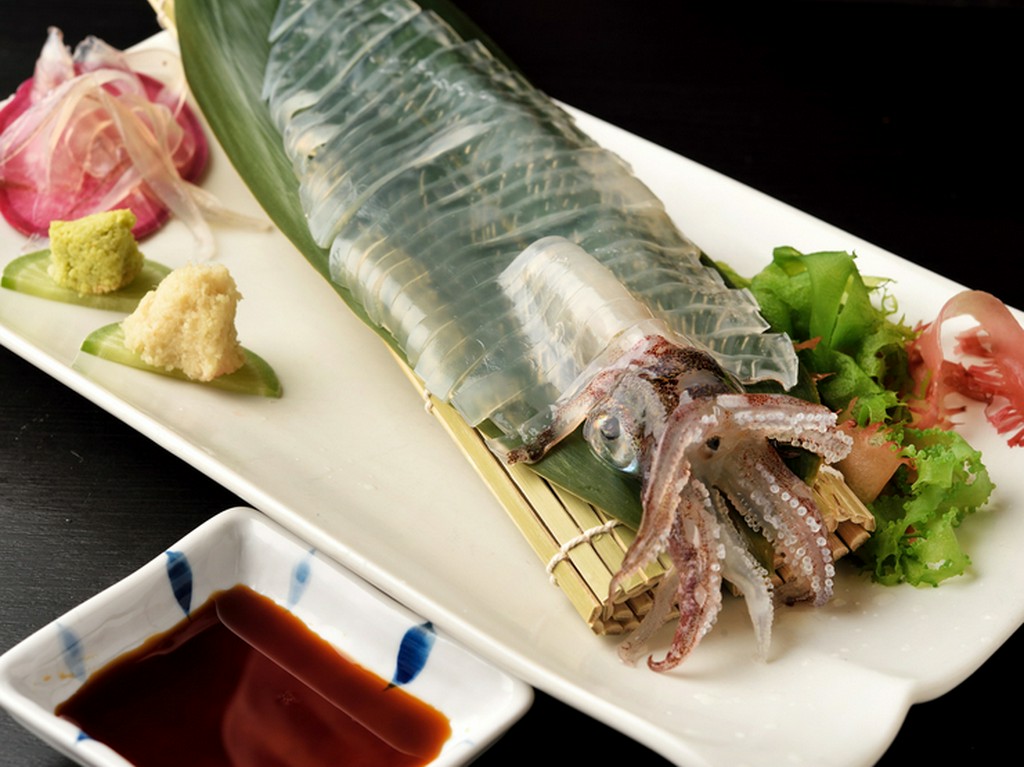 店内水槽で元気に泳ぐイカを、そのままお刺身で『活イカ姿造り』