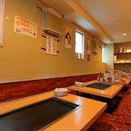 くつろぎながら鉄板焼きを楽しむなら座敷もおすすめ。掘りごたつ式なので足が疲れず、ついつい長居してしまいそうです。料理も飲み物も充実しているので、家族連れや、歓送迎会などにもおススメのお店です。