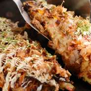 鉄板焼きの醍醐味は、自分たちで鉄板を使い調理するところ。同僚や友人と訪れて、『お好み焼き』や『もんじゃ焼き』などに挑戦できます。もちろん、作り方が分からなければ店長が助けてくれるのでご安心を。