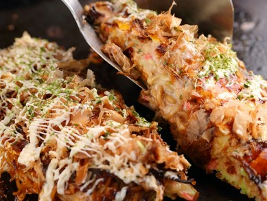 自分たちで作るアツアツのお好み焼きの味は格別