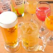 カクテル系のフルーティーなお酒も充実。鉄板でアツアツを食べられるアヒージョはビールにピッタリです。落ち着いたお洒落な雰囲気のお店なので、女子会やデートに利用するのも良さそうです。