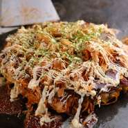 店長が試行を重ねてたどり着いた『モダン焼き』は、そばと豚肉が入った本格お好み焼き。決め手は、秘伝のレシピでブレンドしたソースです。マヨネーズをお好みでかければ、濃厚な味が口の中に広がります。