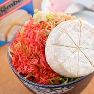 超特大のカマンベールチーズを1個丸ごと使った【鉄板焼なんじゃもんじゃ】の名物料理。濃厚なチーズの風味が楽しめ、アツアツでトロトロの食感が病みつきになります。