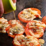 フレッシュなトマトを鉄板に置き、たっぷりのチーズをのせて完成。女性にも人気な、鉄板焼きならではの料理です。ジューシーな味わいにチーズの濃厚な風味を存分に堪能してください。