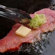 厚さ1cmの厚切りベーコンを鉄板で一気に焼き上げます。あふれ出す肉汁が食欲をそそると思います。バターをのせて濃厚な香りを楽しんでください。1口、2口と箸が止まらなくなる美味しさです。