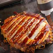 レシピにはこだわります。秘伝のレシピで作られるお好み焼きは、ふっくらした焼き上がりが人気です。ソースも時間をかけて開発した秘伝のレシピで作られ、濃厚な味わいを楽しんでください。