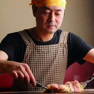 鉄板焼きは自分で焼いて食べるのが楽しいと思います。でも、焼き方が分からない人には教えてさしあげます。お子さんから大人まで、誰もが鉄板焼きを楽しめるお店づくりを心がけています。