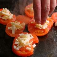 『トマトのイタリアン焼き』や『テッパンdeアヒージョ』は、女性に大人気の鉄板料理です。ドリンクも、デザート気分で味わえる『フルーツラッシー』を用意し、女性が楽しめるお店になっています。