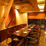 【チキンバル 伊太利亭】は、大通りに面したビルの2Fにあり、大きな窓から外の景色がよく眺められます。昼も夜も美味しい食事を楽しみながら、眺望も堪能できる貴重なバルです。