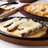 ガッツリ食べられる肉料理やワインコレクションが盛りだくさんの【チキンバル 伊太利亭】。打ち上げや女子会におすすめのパーティプランが豊富に揃っています。どれも飲み放題付きでお得です。