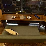 カウンターに設置されたソファはカップルや少人数ご家族に◎寄り添いながら夜景を楽しみながらお食事が可能です♪