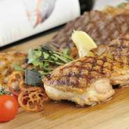 【チキンバル 伊太利亭】では数々の鶏料理が楽しめます。『よだれ鶏の四川風、サラダ仕立て』などの前菜から『飛騨 高山風、本格手羽先』などのメイン。豚肉と牛肉を楽しめる『豪快、三種の肉盛り』などがあります。