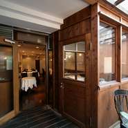 入口の右側は2～3人用の個室・テラス席となっていて、いつもとはひと味違った雰囲気での食事も楽しめます。小さな子供やペット連れの方も安心です。
※簡単な冷暖房設備のみため、春、秋のみ利用可