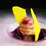 イタリアの4種のチーズを楽しめるデザートです。パルミジャーノ・レッジャーノはホワイトチョコと合わせて板チョコに、マスカルポーネはムース、ゴルゴンゾーラはジェラート、リコッタはベイクドチーズケーキに。