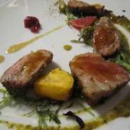 前菜・パスタ・メイン料理・ドルチェ・小菓子等7品から8品と食後のお飲み物