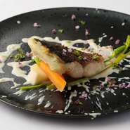 祖父が豆腐店を営んでいたこともあり、豆腐の扱いは心得ております。こちらはお豆腐と、長年お世話になっている「ねこや商店」さんのお魚でつくる逸品。お魚の風味と豆腐の甘みを感じていただきたいです。