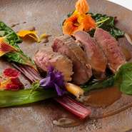 10年前初めて口にしたときに衝撃を受け、“これ以上の食材はない”とまで感じた「尾崎牛」。どう調理しても美味しい食材だけに、その美味しさをいかに表現できるかが、料理人の腕の見せどころです。