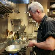 固すぎず、砕けすぎず。程よい距離感でサービスを心がけております。また私自身やサービススタッフはソムリエでもあり、お尋ねいただいただければ、おすすめのペアリングなどのご紹介もさせていただきます。