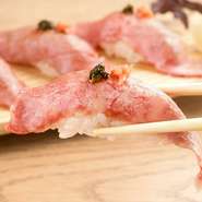 『肉鮨』は、鶏肉と牛肉、それぞれが持つ本来の旨味を堪能できる一品です。新鮮な肉の表面をサッと炙って、秘伝の赤酢を使った酢飯で握ります。『肉鮨』を目当てに訪れる常連様もいるほど人気のメニューです。