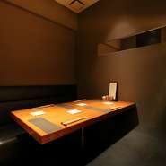 【中目黒いぐち 本店】では、四名様用の個室を二部屋、二名様用の個室を一部屋用意しています。ビジネスなどの接待や、家族やご友人との会食、カップルでの来店時などに特におすすめです。