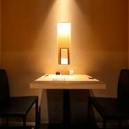 カップルでの利用にも人気の【中目黒いぐち 本店】。カウンターで調理風景を楽しみながら食事を楽しんだり、二名様用の個室で二人だけの大切な一時を過ごしたりと、その時の気分で選びましょう。