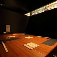 周囲を気にせず、大切な接待や会食で利用したい時は個室がおすすめ。ゆったりとしたベンチシートに広いテーブルが設置され、落ち着いた雰囲気を演出。接待や会食を和やかに行えます。