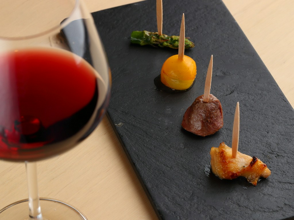 シックなインテリアにオシャレな盛り付けの料理