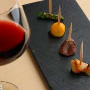 黒を基調としたシックな和空間のインテリアが特徴の【中目黒いぐち 本店】では、オシャレな盛り付けの料理も味わえます。ピンチョススタイルで提供される鶏の希少部位は、ワインにぴったり！