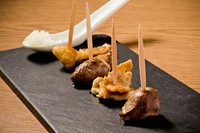  一口サイズで食べやすい、ピンチョスタイルの焼き鳥