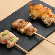 個性的な一品料理、バラエティに富んだ焼鳥が次々と堪能できる『おまかせコース』。フランス産フォアグラのコロッケ、手羽先、つくね、セセリの人気部位の串焼きなど全23品が楽しめる充実した内容です。