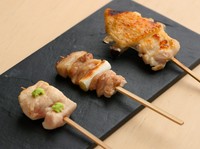 個性的な一品料理、バラエティに富んだ焼鳥が次々と堪能できる『おまかせコース』。フランス産フォアグラのコロッケ、手羽先、つくね、セセリの人気部位の串焼きなど全23品が楽しめる充実した内容です。