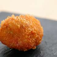 8時間煮出した濃厚な鶏スープが自慢。フォアグラのコロッケなど珍しい一品料理も5品ついた鍋のコースです。地鶏のもも肉、自家製のつくね、にら、トマトなどをコクのある九州産の醤油を使った特製ポン酢で！