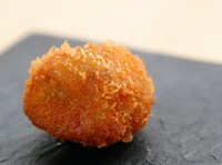 8時間煮出した濃厚な鶏スープが自慢。フォアグラのコロッケなど珍しい一品料理も5品ついた鍋のコースです。地鶏のもも肉、自家製のつくね、にら、トマトなどをコクのある九州産の醤油を使った特製ポン酢で！