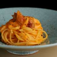 『店主が本気で作った特製カルボナーラ』は、カルボナーラの由来が意外と炭と鳥に関係あるので考案されました。その理由は、【中目黒いぐち 本店】に来店したら、店主に聞いてみましょう。味も話も納得します。