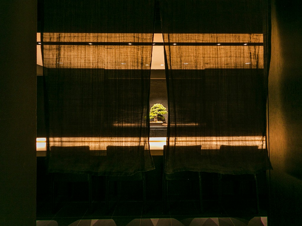 店頭に看板を出していない本格的な隠れ家の店