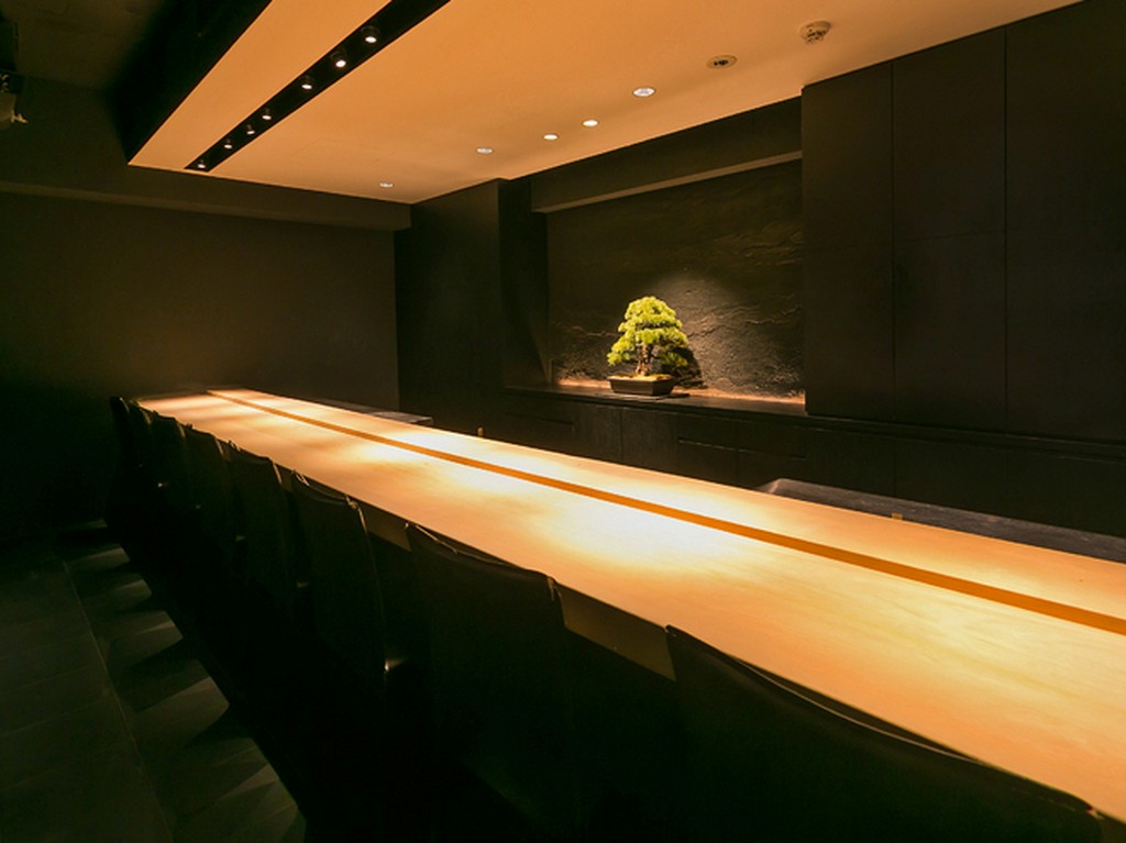 一段と目を惹く！シンボルの盆栽と一枚板のカウンター