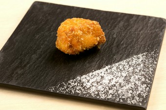 コースのスタートは衝撃の味の『フォアグラのコロッケ』で！