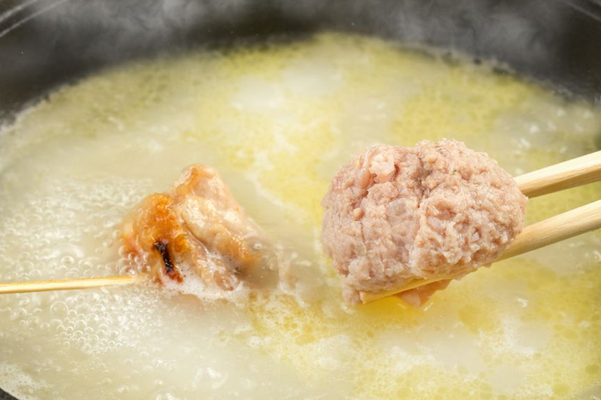 炭火で炙ったモモ肉を8時間煮込んだ鳥スープで!『焼く鳥鍋』