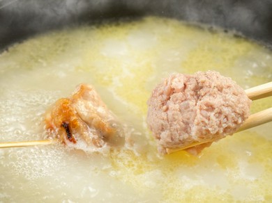 炭火で炙ったモモ肉を8時間煮込んだ鳥スープで！『焼く鳥鍋』