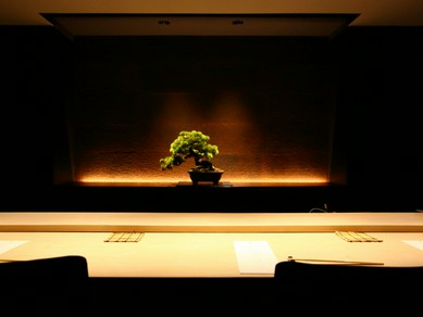 横並びで座れる一枚板のカウンターは接待におすすめ！