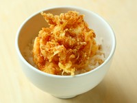 天ぷら、串揚げ、数々の一品料理をひと通り楽しんだ後でさらに食べたいのが『かき揚げ丼』。海老と貝の小柱がゴロゴロ入ったサクッとしたかき揚げは、コースの後でも平らげられる美味しさです。