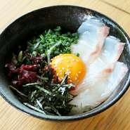 TAI MESHI (mini size)
sea bream sashimi, scallion,
seaweed, nori & raw egg on rice
with dashi soy sauce