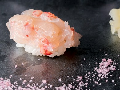 甘くてぷりっぷり！　身が引き締まった『ロブスター寿司』