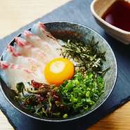 愛媛県宇和島の郷土料理の鯛めしは一風変わっていまして新鮮な鯛のお刺身、醤油、生卵、ごま、出汁にからめ、タレごと熱いご飯にかけていただくというものです。生の鯛を使った、全国的にも珍しい食べ方です。
