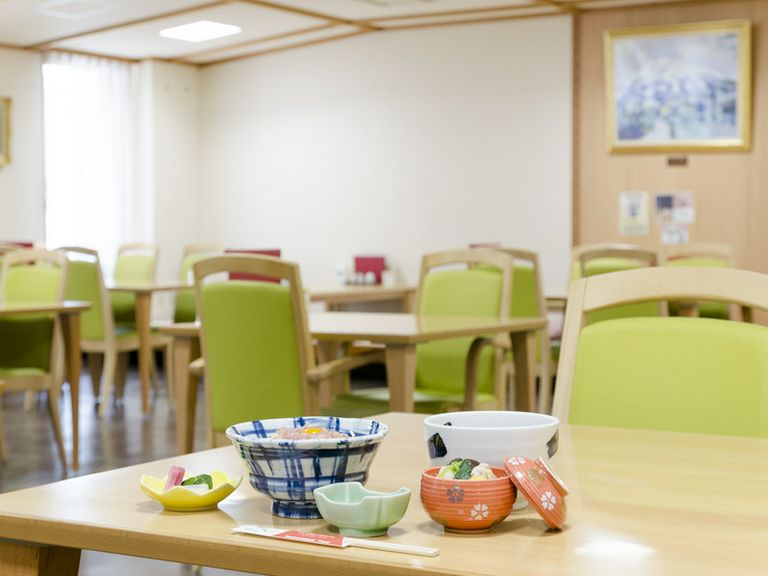 明るく優しい色調の椅子、上質な食器に癒されるひととき