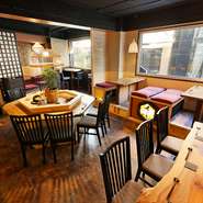 リーズナブルな価格で新鮮な海の幸が堪能できる海鮮居酒屋【肴とり】。落ち着いた雰囲気は女子会にもおすすめです。記念日のご友人に向けたサプライズの演出にも柔軟に対応してくれます。