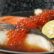 季節によって内容がガラリと変わる『おすすめ』は見逃せない逸品。その時期ならではの旬の食材を堪能できます。食べたい魚のリクエストにも応じるなど、柔軟なサービスも魅力的です。