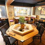 店内は都会の喧騒を忘れさせてくれるような、和の趣あふれる空間。ゆったりと本格和食と海鮮料理に舌鼓を打ってみてはいかが。